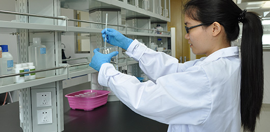 工作人員正在進行產(chǎn)品安全監(jiān)測